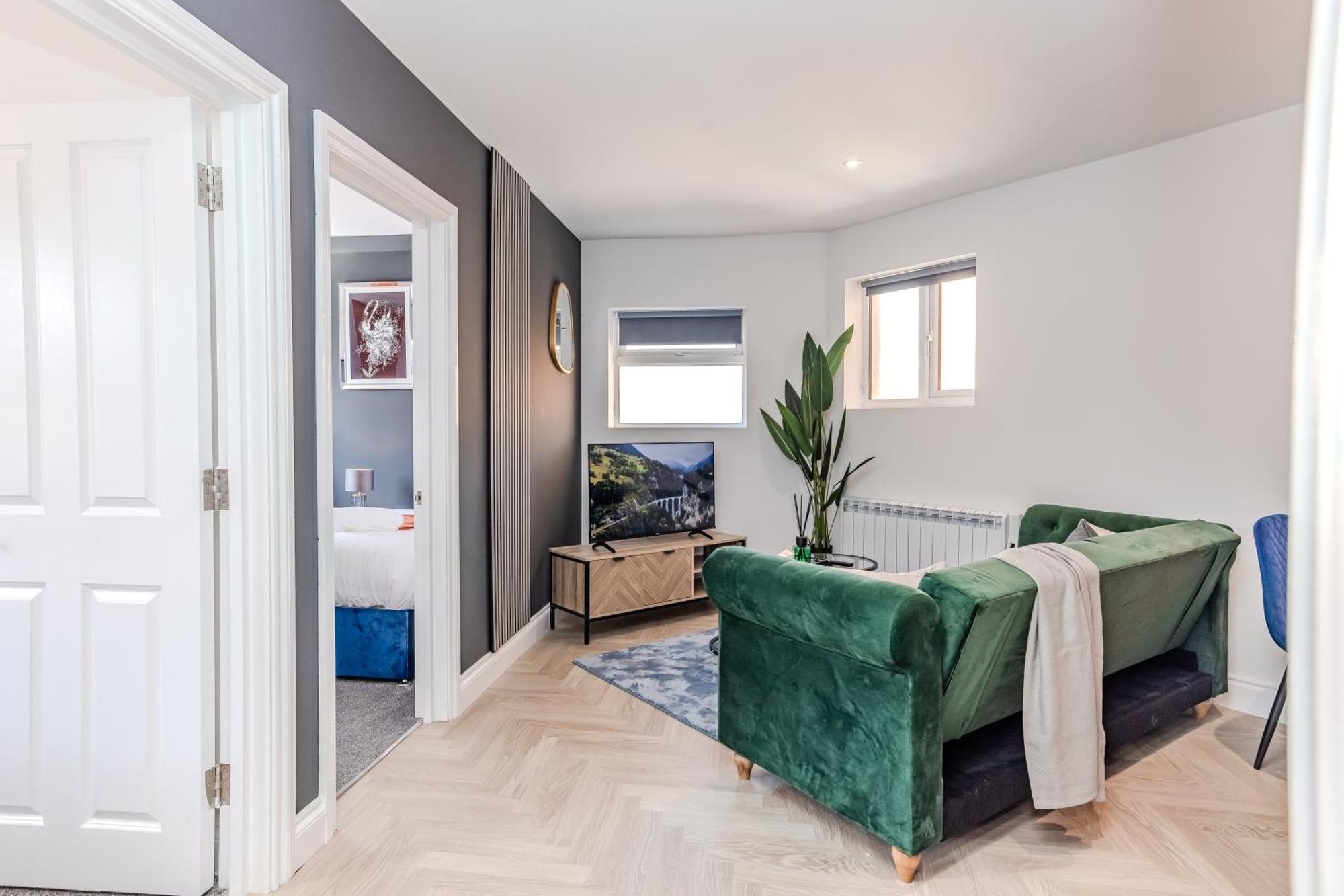 Apartment Super 2 Bedroom Flat Next To Shopping Center & *