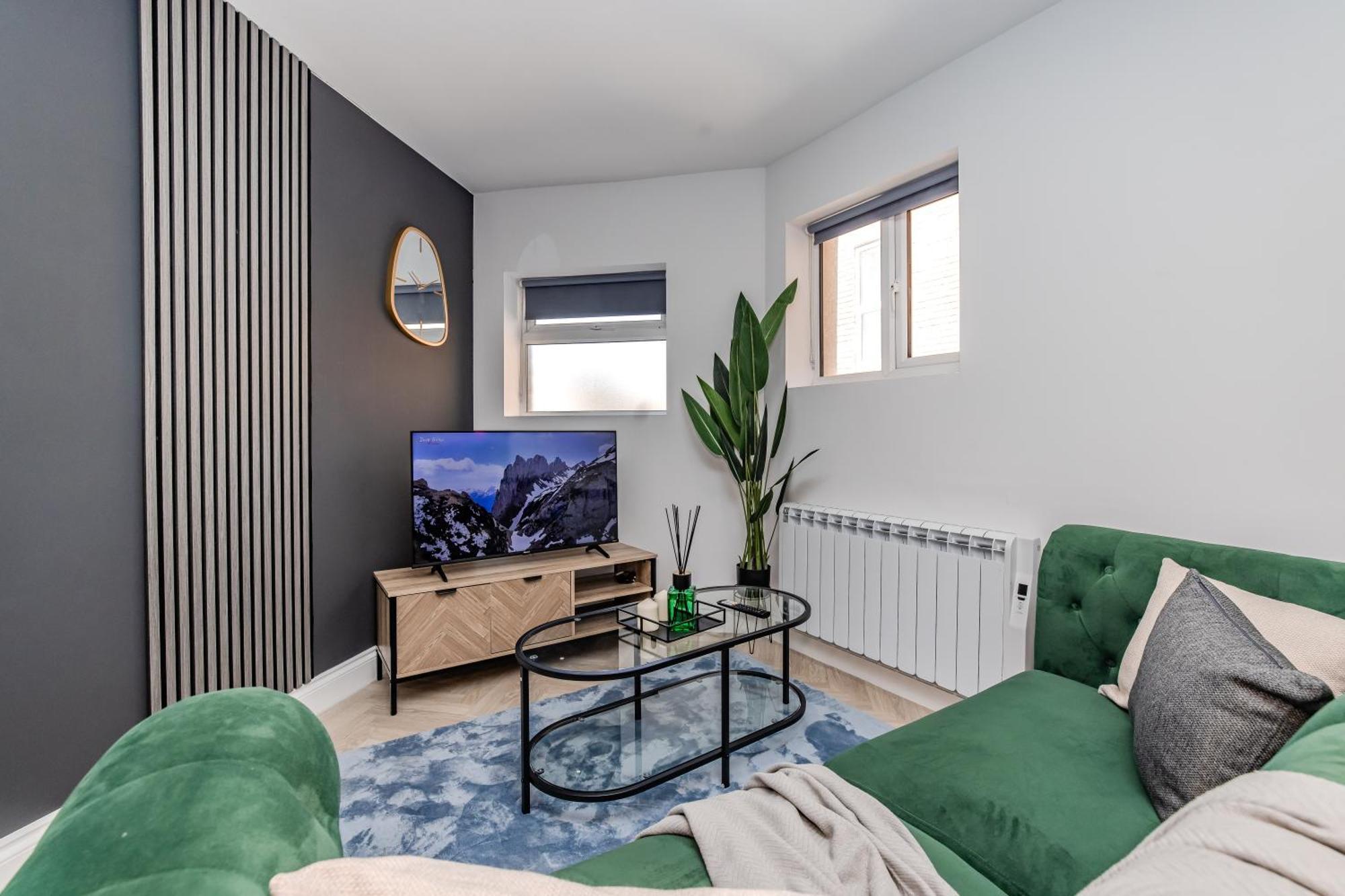 Super 2 Bedroom Flat Next To Shopping Center &