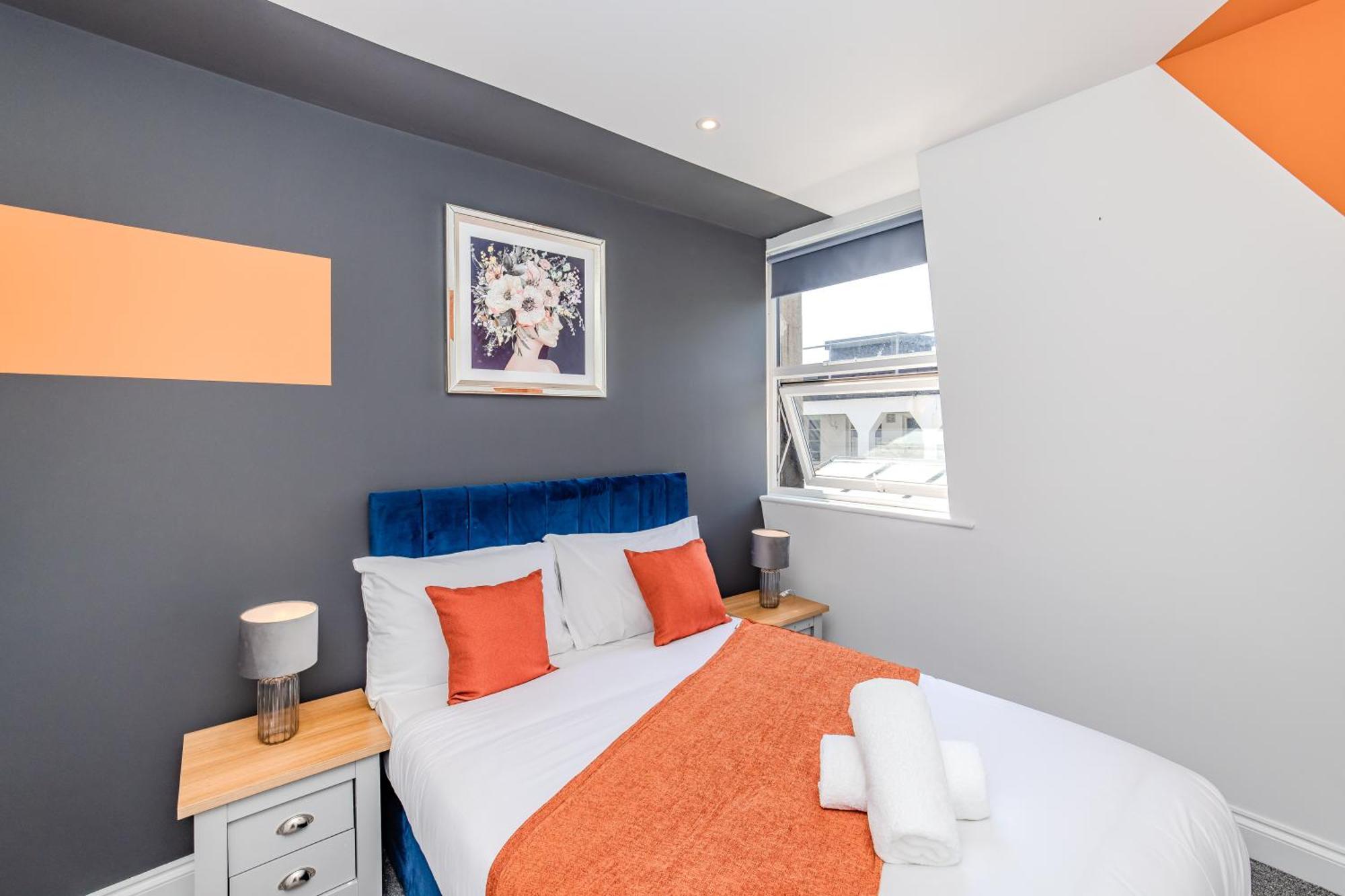 Super 2 Bedroom Flat Next To Shopping Center &