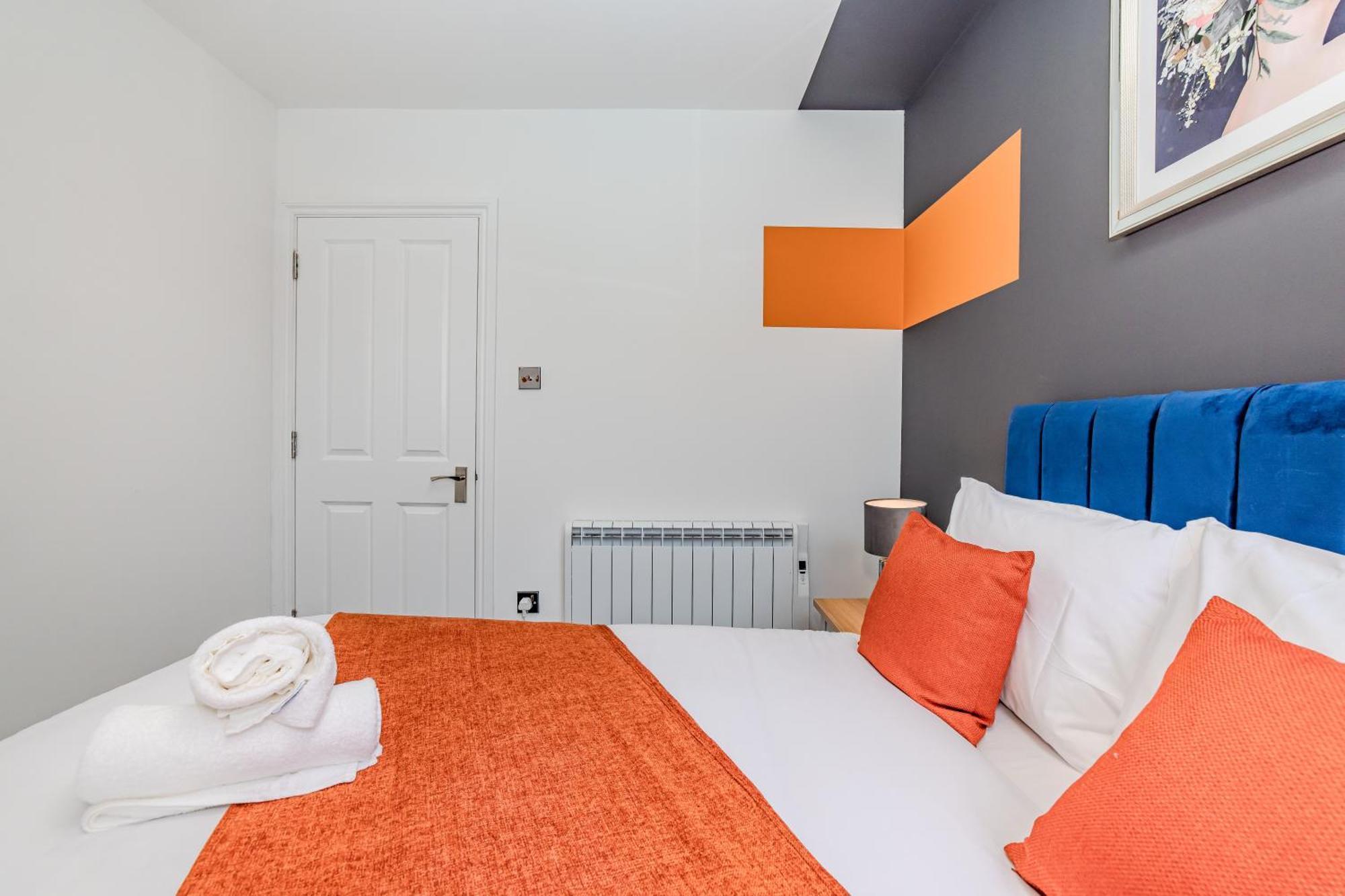 Super 2 Bedroom Flat Next To Shopping Center & *