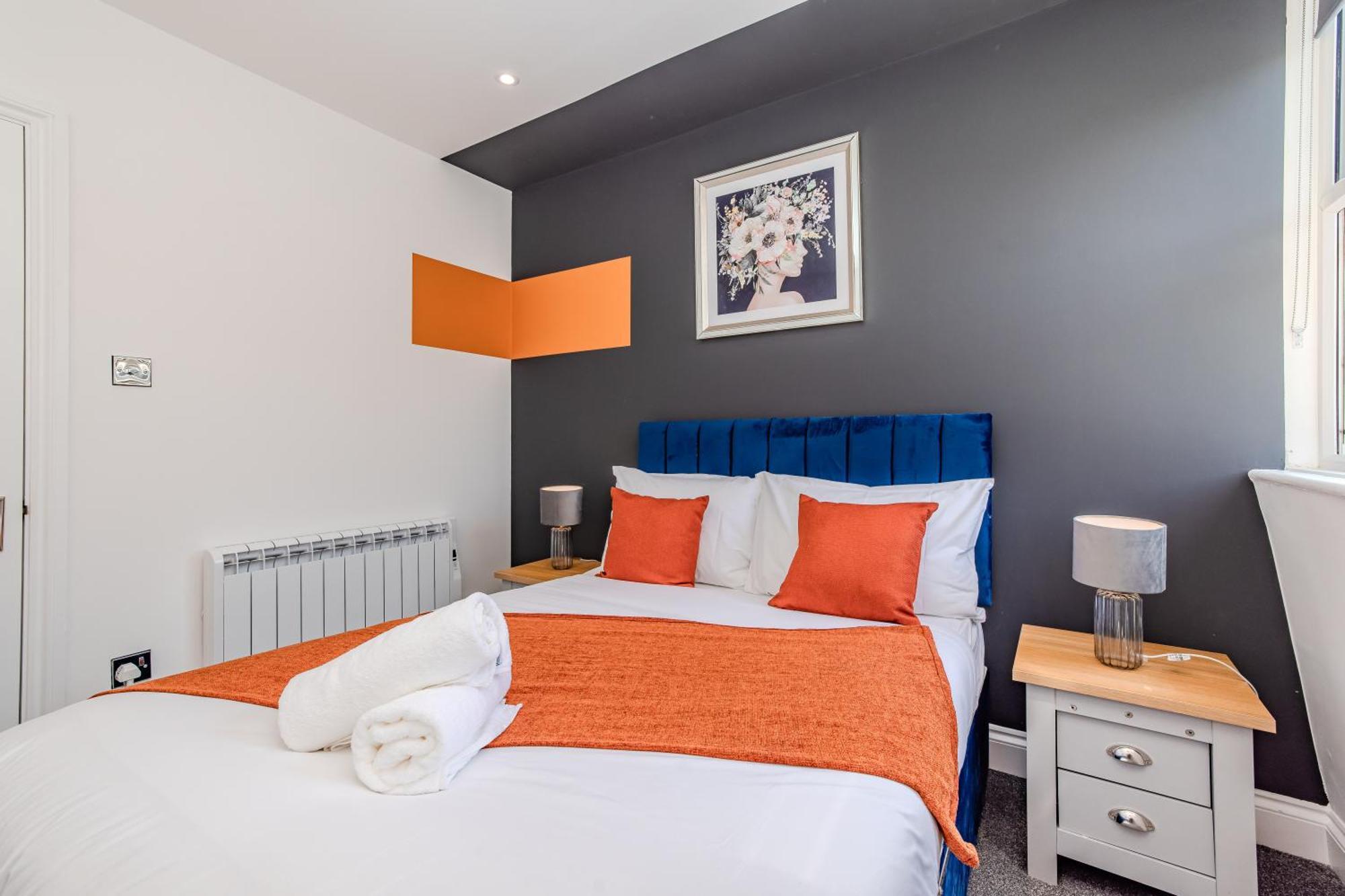 Super 2 Bedroom Flat Next To Shopping Center & Apartment *