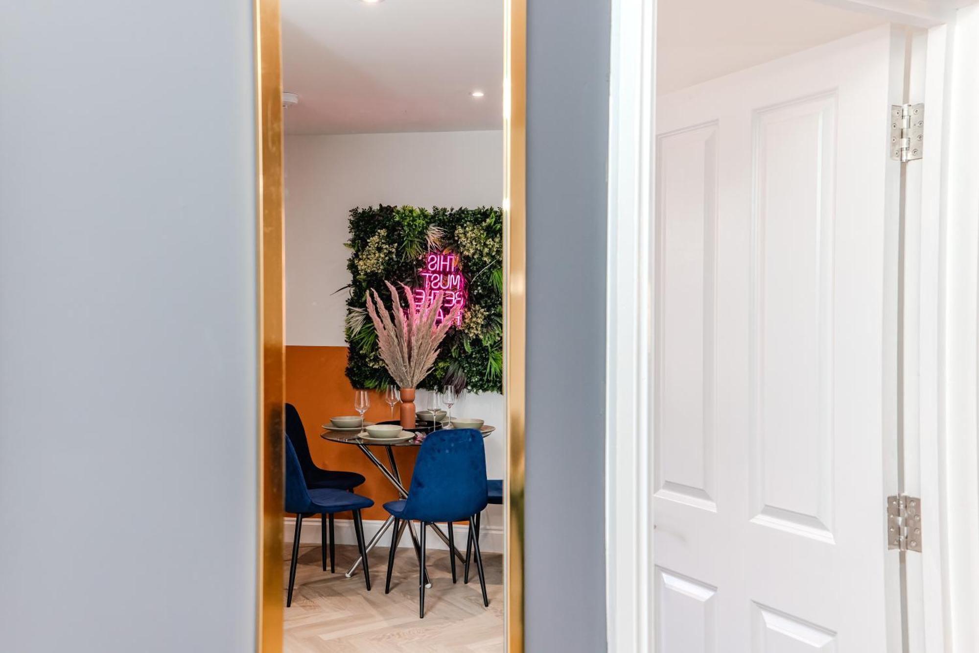 Super 2 Bedroom Flat Next To Shopping Center &