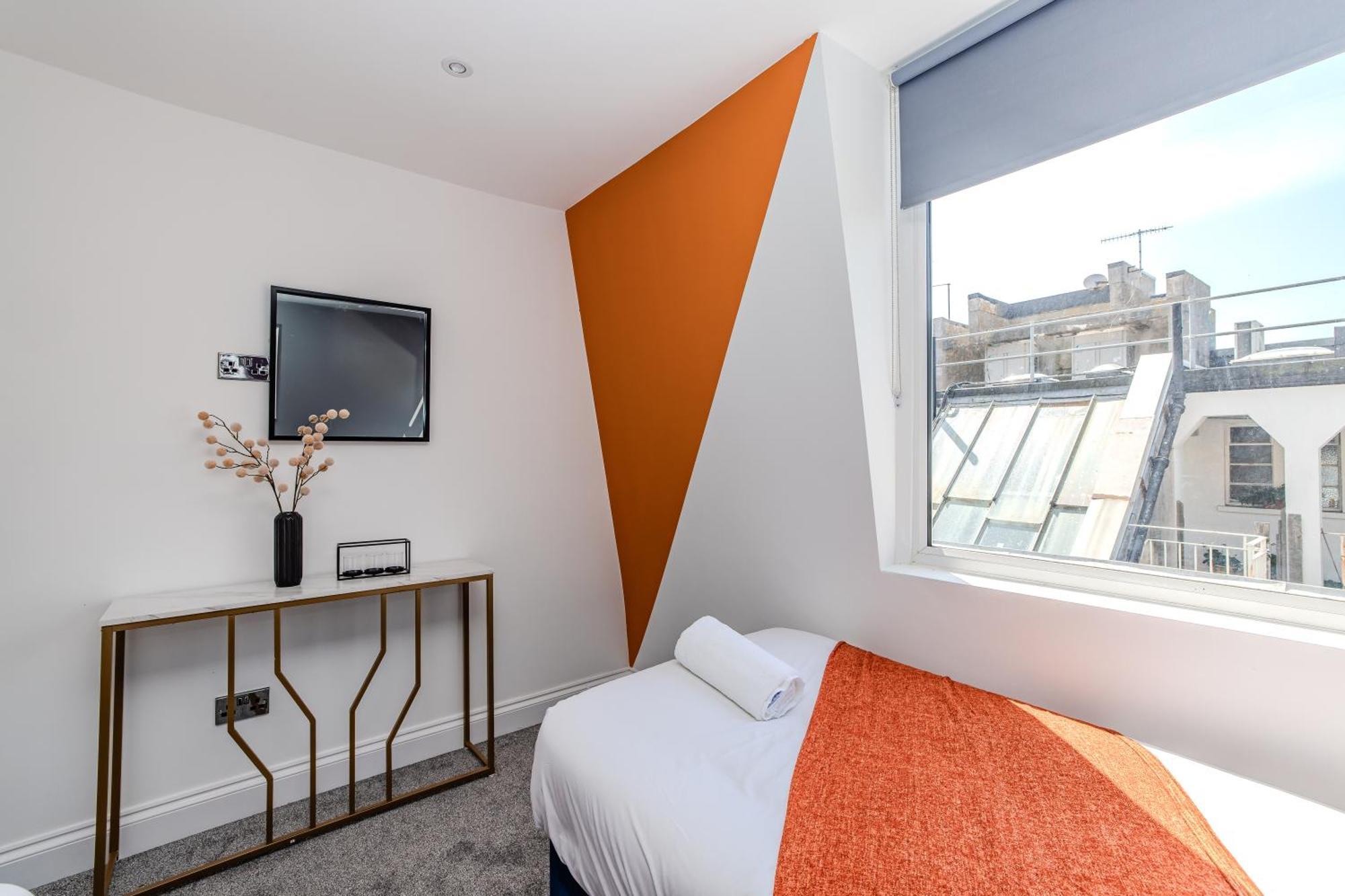 Super 2 Bedroom Flat Next To Shopping Center & Apartment
