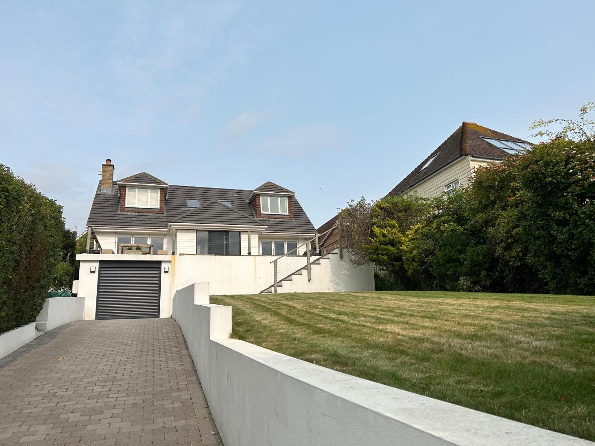 Sanctuary By The Sea With Large Including Lounge, Bathroom, Direct Garden Access & Free Parking *