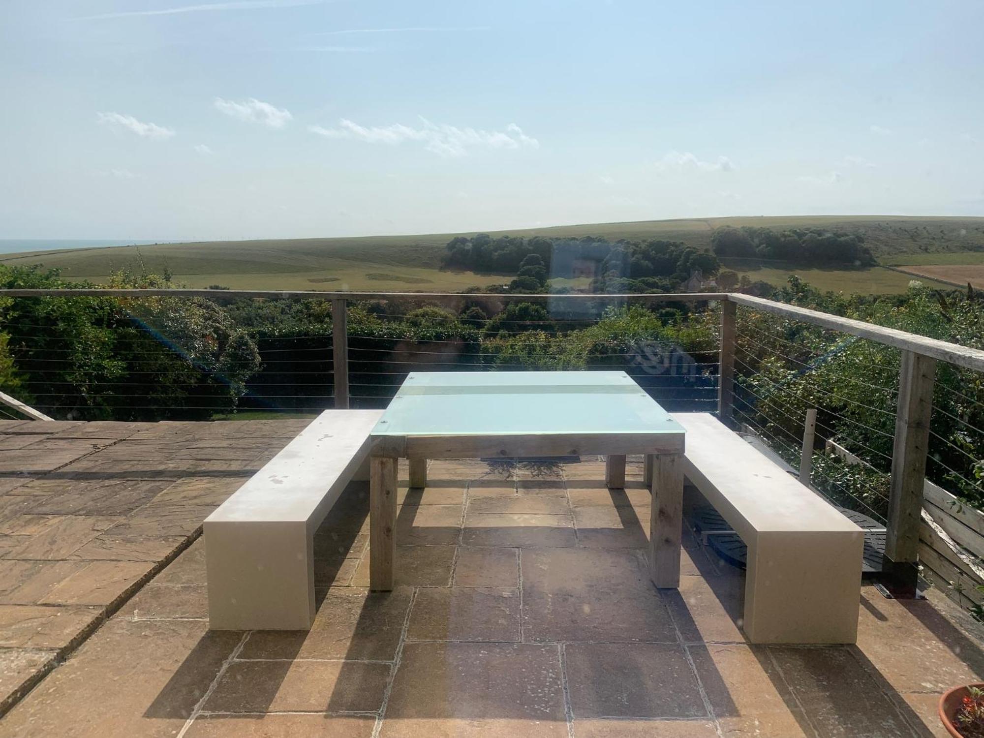 Sanctuary By The Sea With Large Including Lounge, Bathroom, Direct Garden Access & Free Parking *