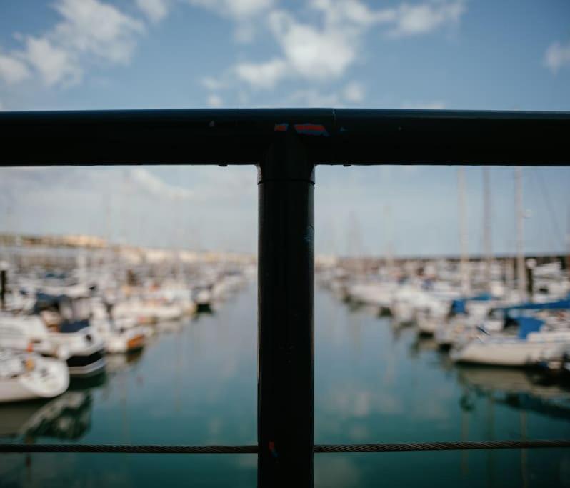 Tiny Floating With Marina Views Apartment