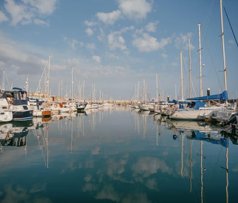 Tiny Floating With Marina Views *