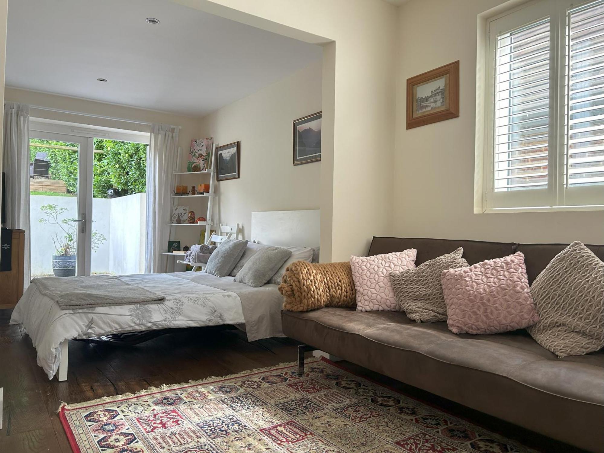 Sanctuary By The Sea With Large Including Lounge, Bathroom, Direct Garden Access & Free Parking