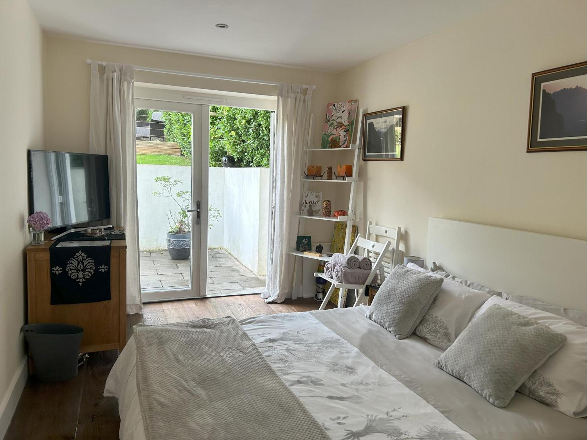 Guest house Sanctuary By The Sea With Large Including Lounge, Bathroom, Direct Garden Access & Free Parking