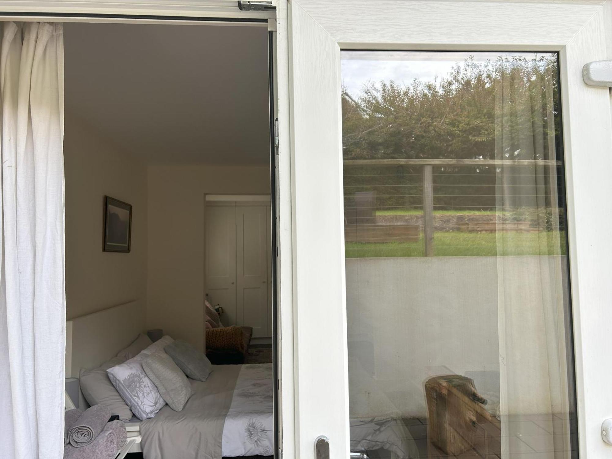 Guest house Sanctuary By The Sea With Large Including Lounge, Bathroom, Direct Garden Access & Free Parking *