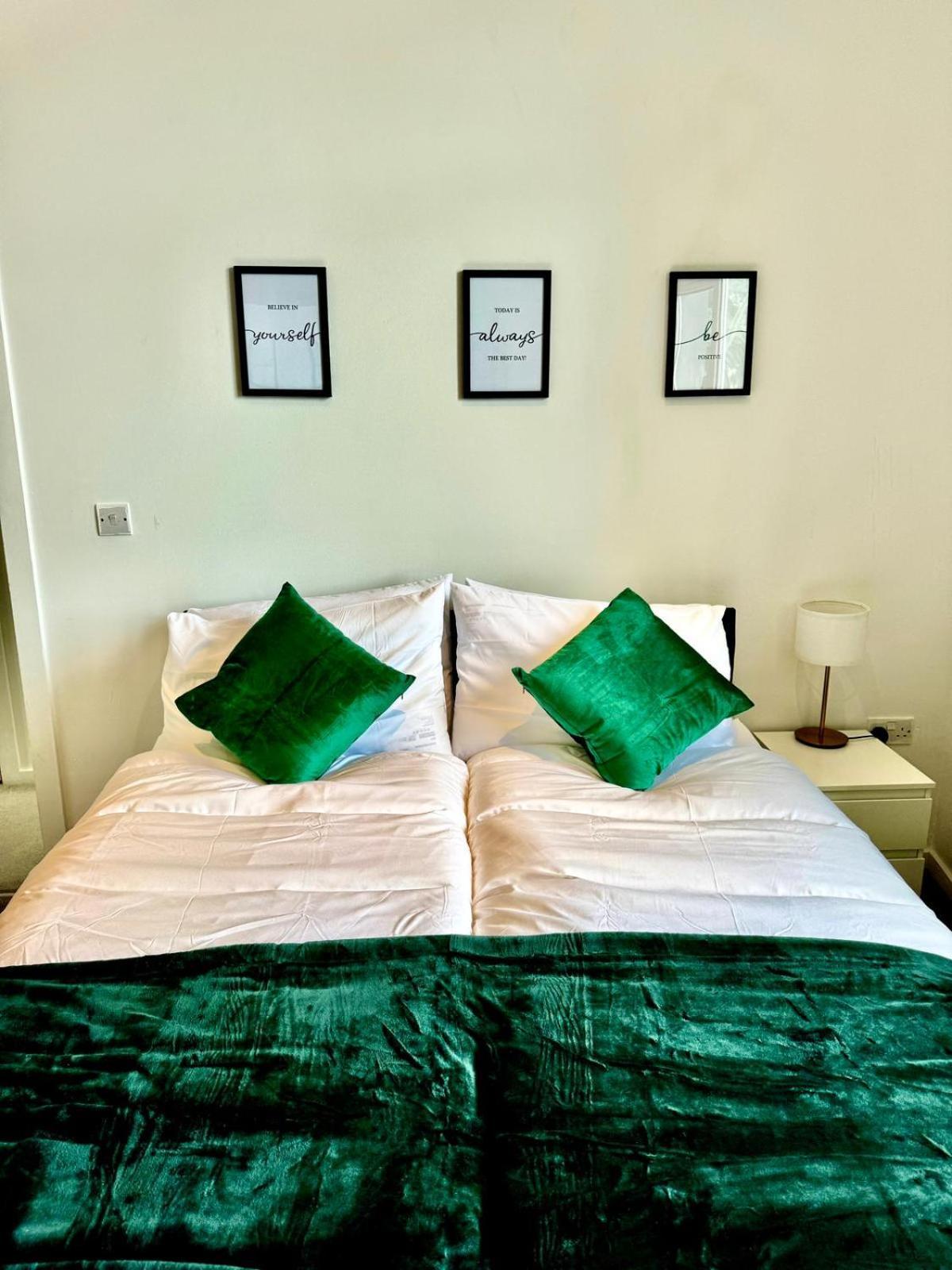 Three Bedroom House By Peacegrove Homes Short Lets & Serviced With Free Wifi & Pet Friendly Apartment Brighton
