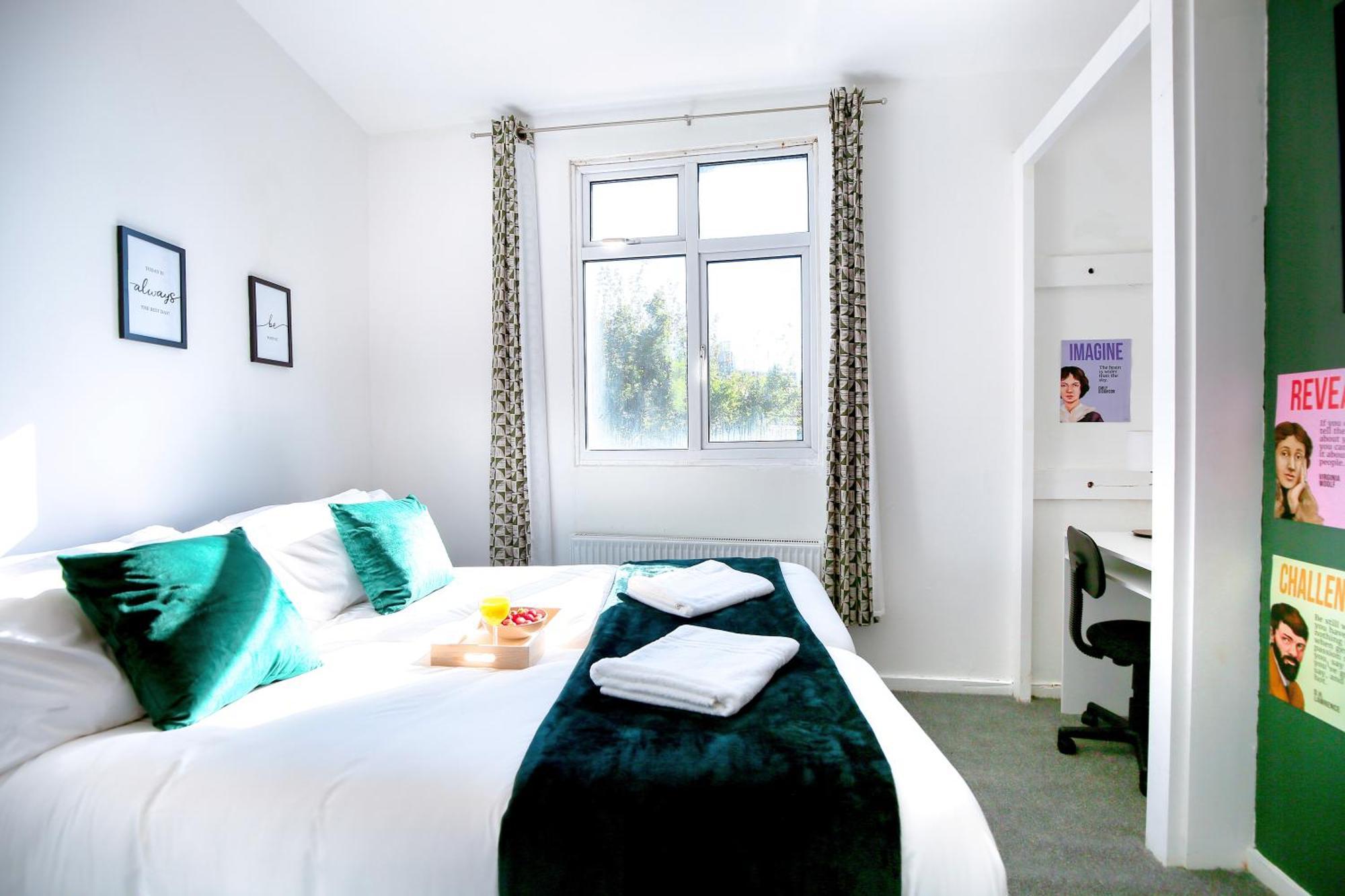 Apartment Three Bedroom House By Peacegrove Homes Short Lets & Serviced With Free Wifi & Pet Friendly *