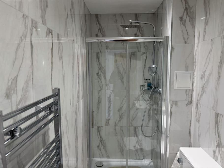 Luxury I Next To And Shopping Center Apartment