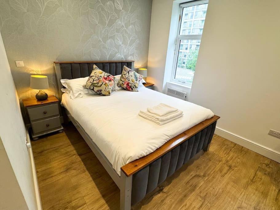 Luxury I Next To And Shopping Center Apartment Brighton