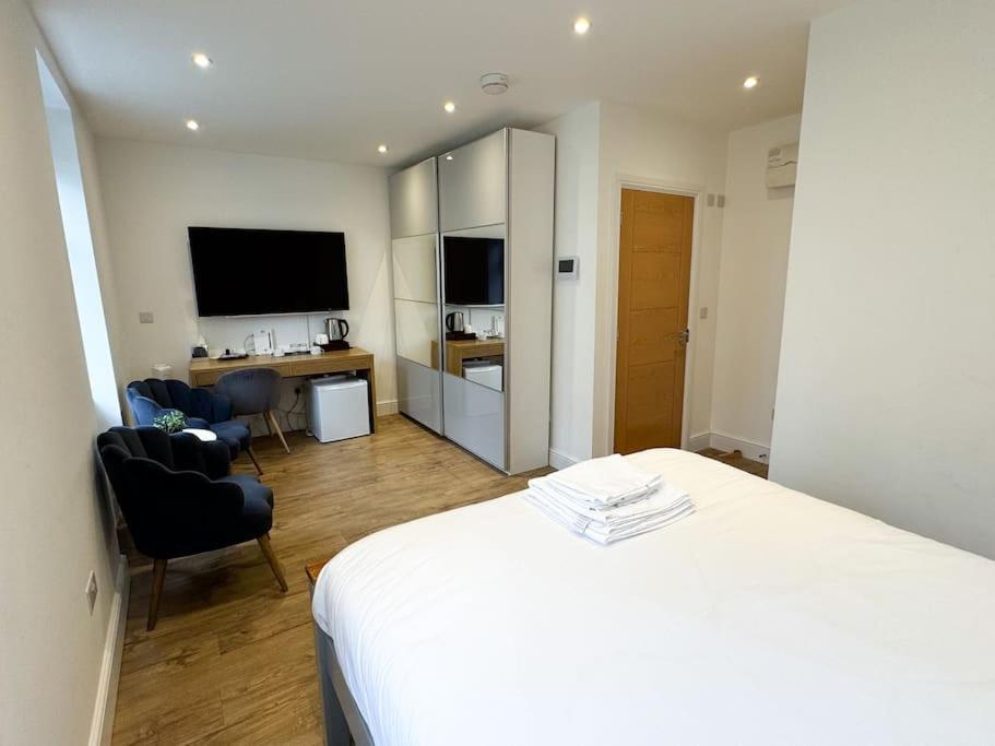 Luxury I Next To And Shopping Center Apartment *
