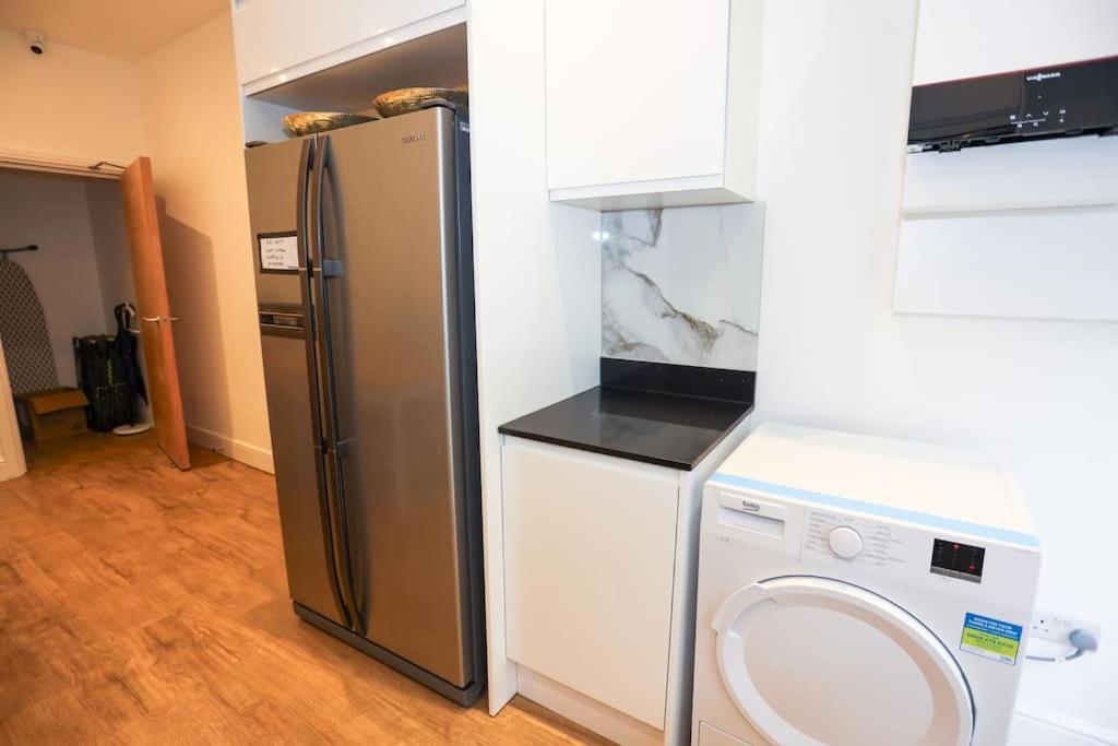 Luxury I Next To And Shopping Center Apartment *