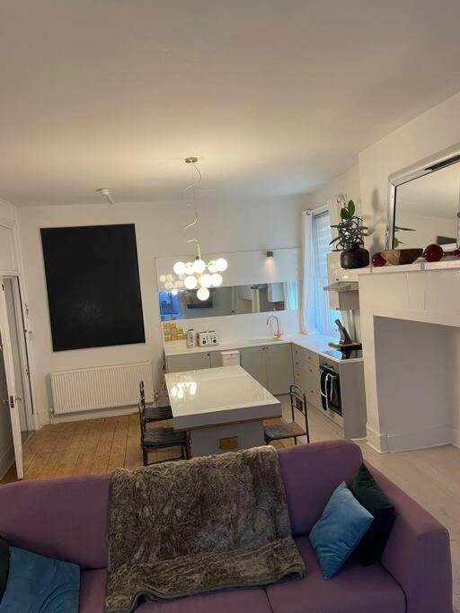 2 Large One Bed , Prime Location And Quiet Apartment *