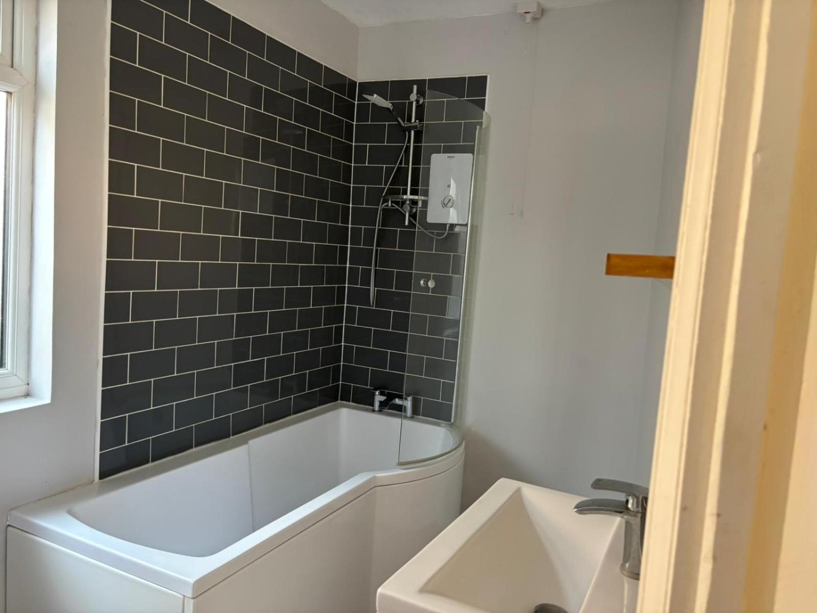 Apartment Downsview House- Spacious & Cozy 3br Close To Seaside, & Near Amex Stadium *