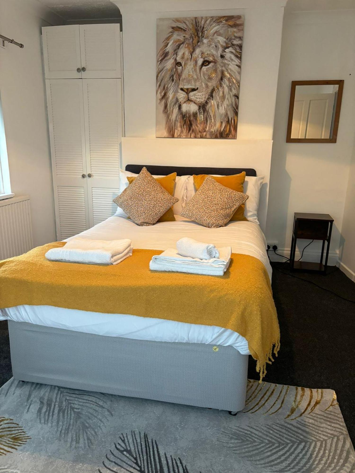 Apartment Downsview House- Spacious & Cozy 3br Close To Seaside, & Near Amex Stadium *