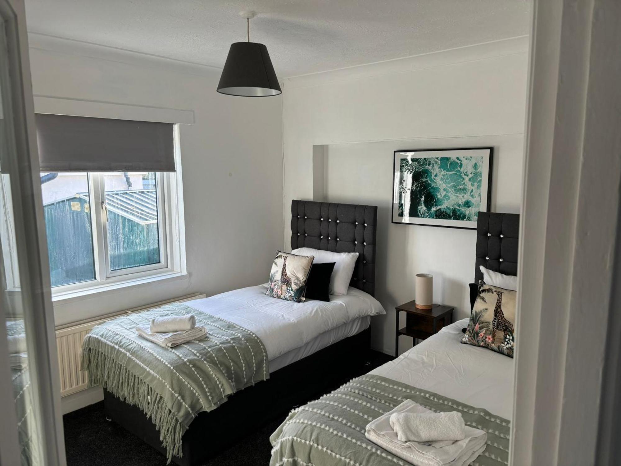 Downsview House- Spacious & Cozy 3br Close To Seaside, & Near Amex Stadium