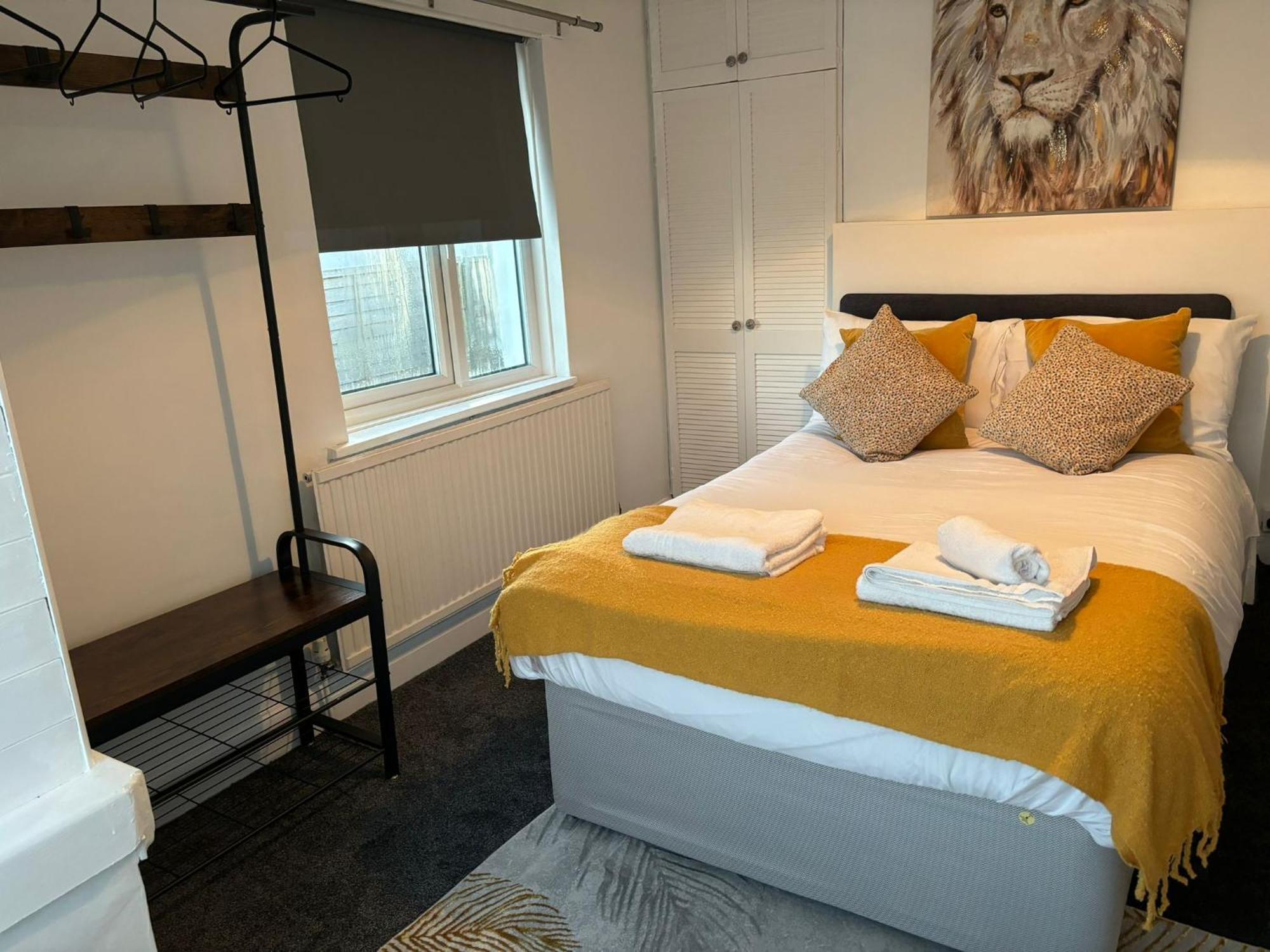 Downsview House- Spacious & Cozy 3br Close To Seaside, & Near Amex Stadium Apartment *
