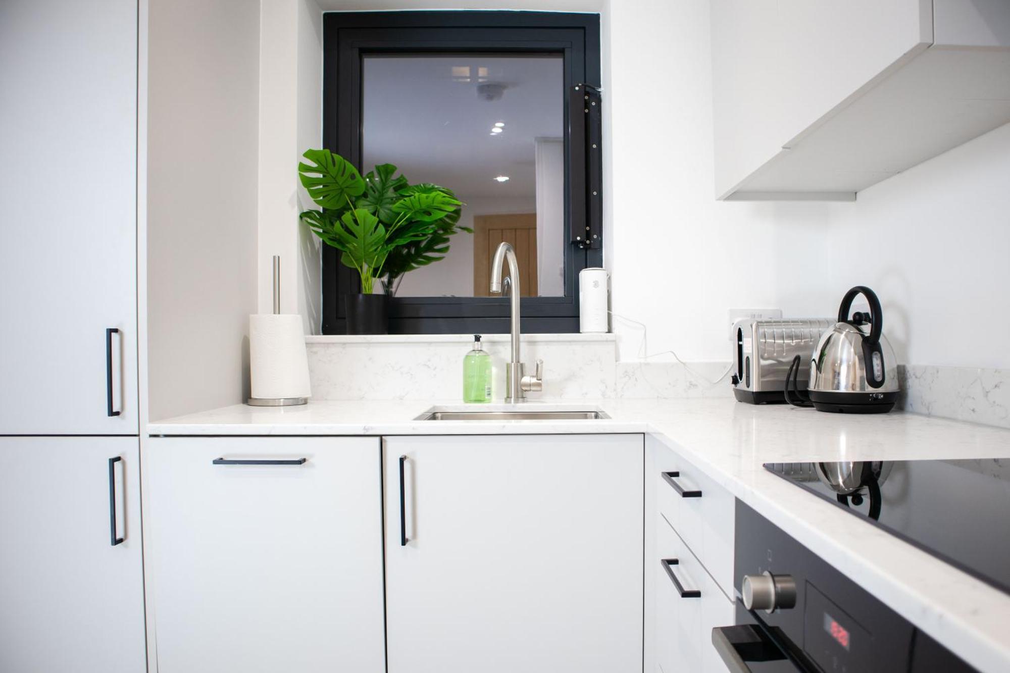 2 Bed 2 Bath Penthouse Near Beach, Hospital - Long Rates Available Apartment
