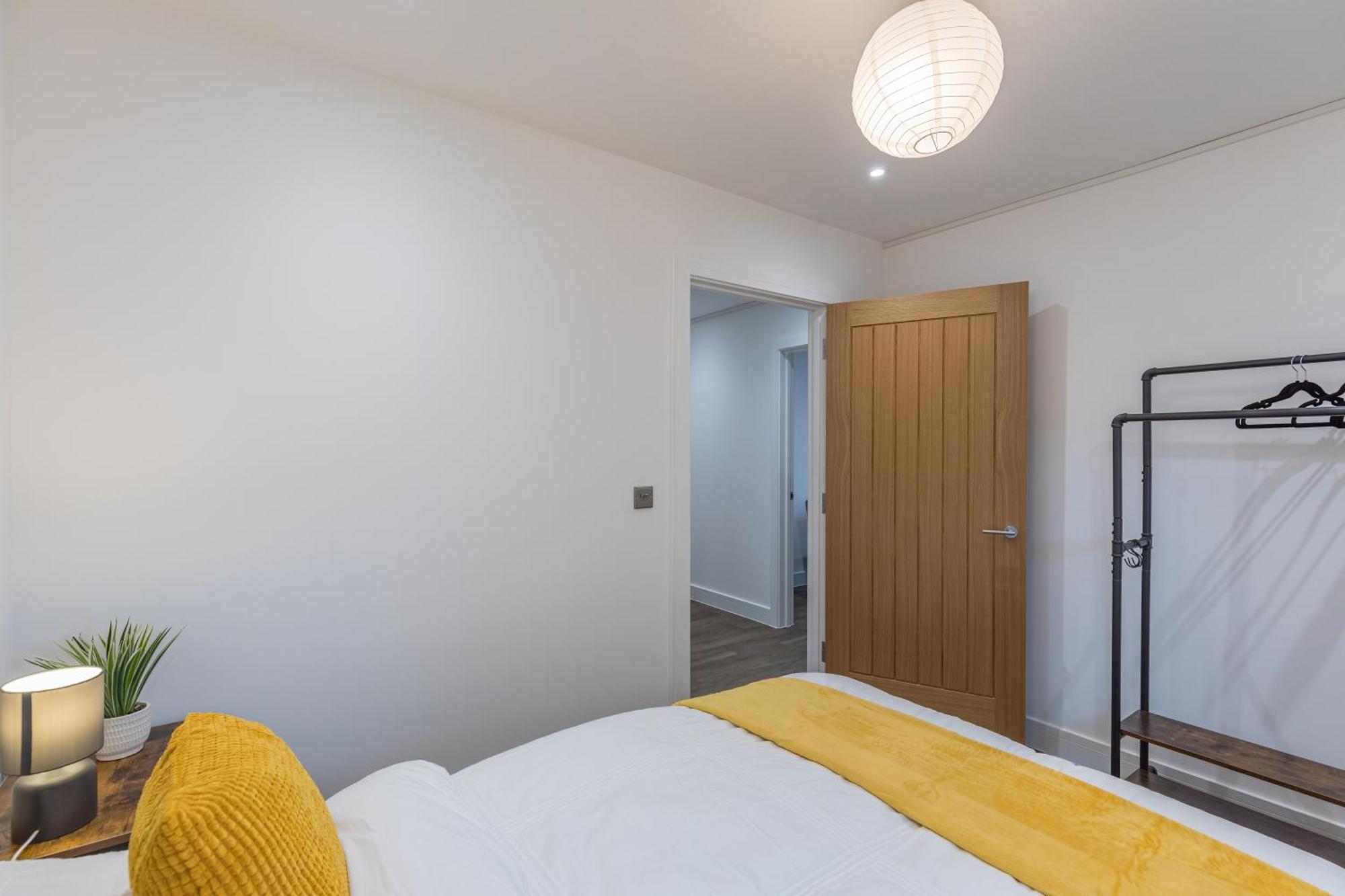 2 Bed 2 Bath Penthouse Near Beach, Hospital - Long Rates Available Brighton