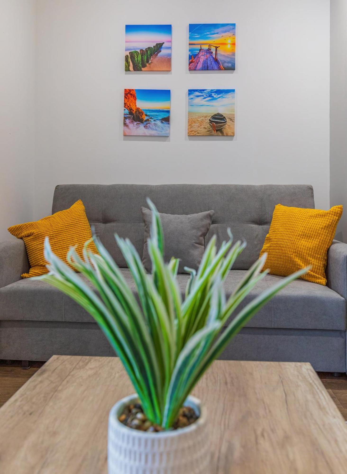 2 Bed 2 Bath Penthouse Near Beach, Hospital - Long Rates Available Apartment Brighton