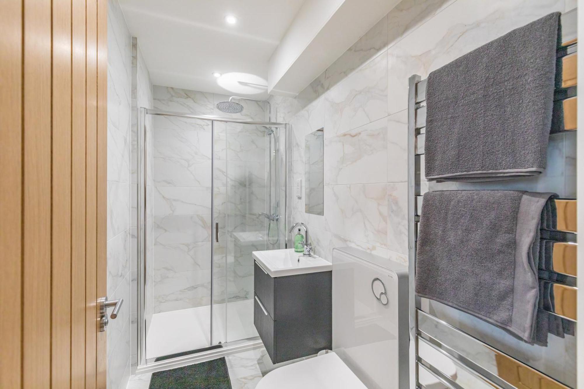 2 Bed 2 Bath Penthouse Near Beach, Hospital - Long Rates Available Apartment