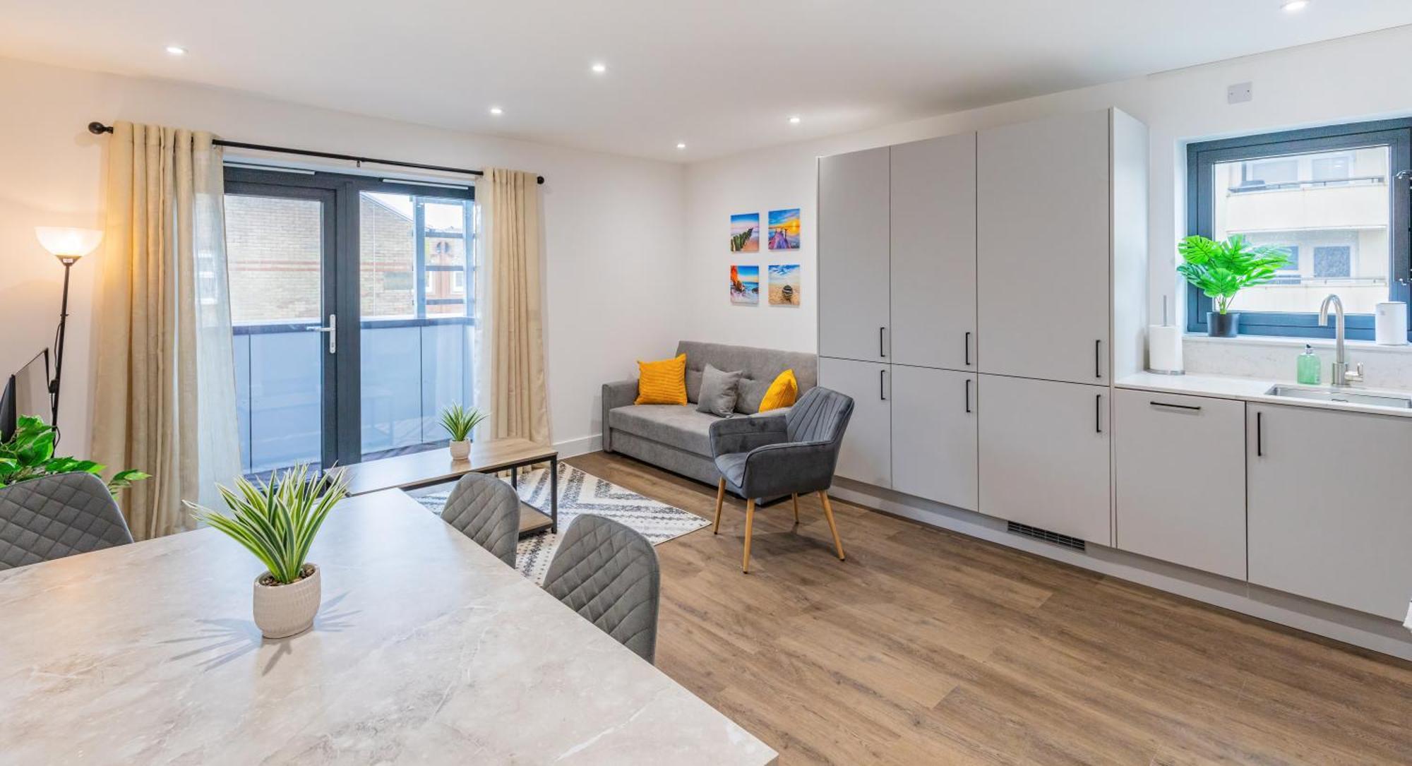 2 Bed 2 Bath Penthouse Near Beach, Hospital - Long Rates Available