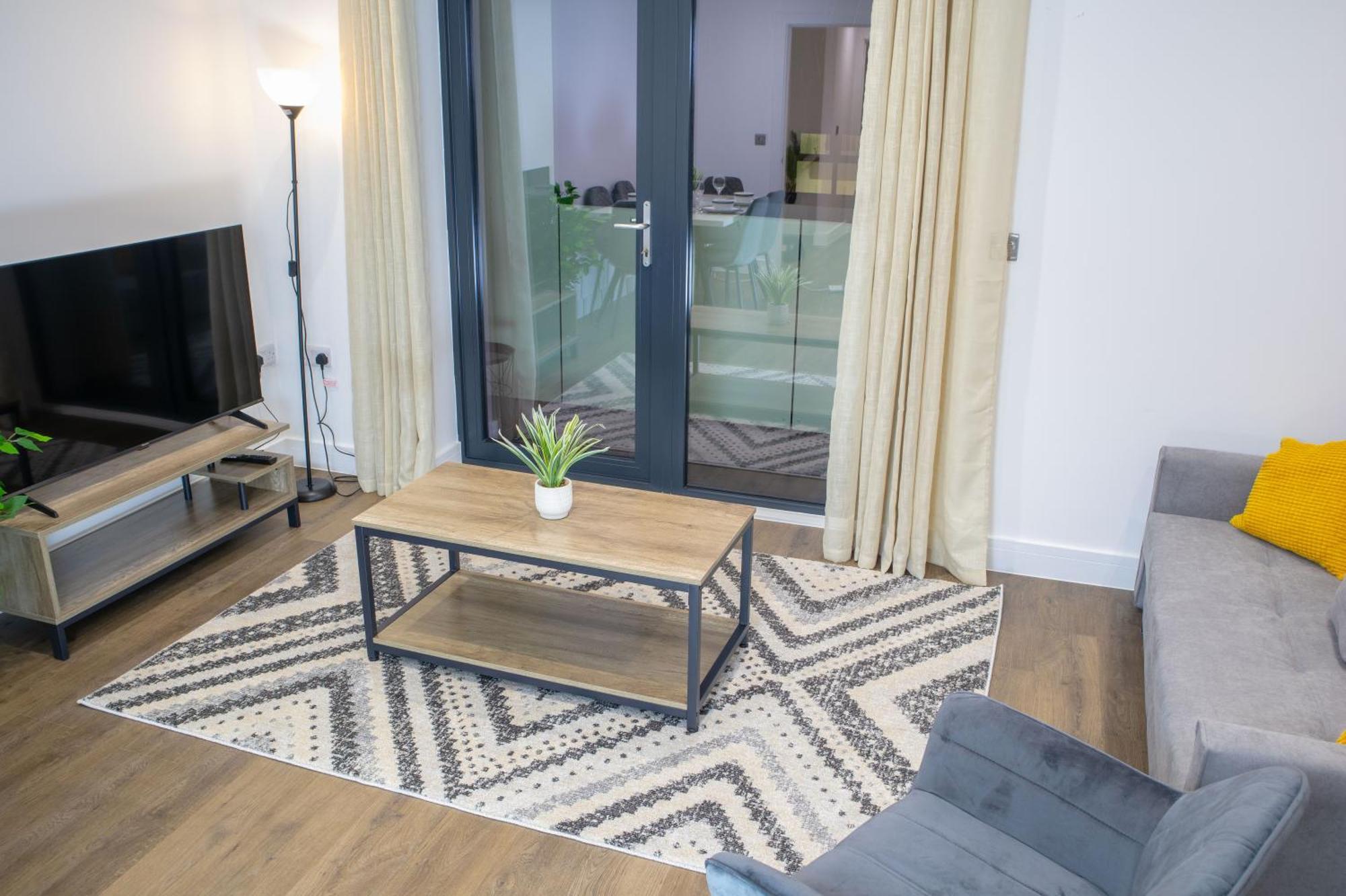 Apartment 2 Bed 2 Bath Penthouse Near Beach, Hospital - Long Rates Available Brighton