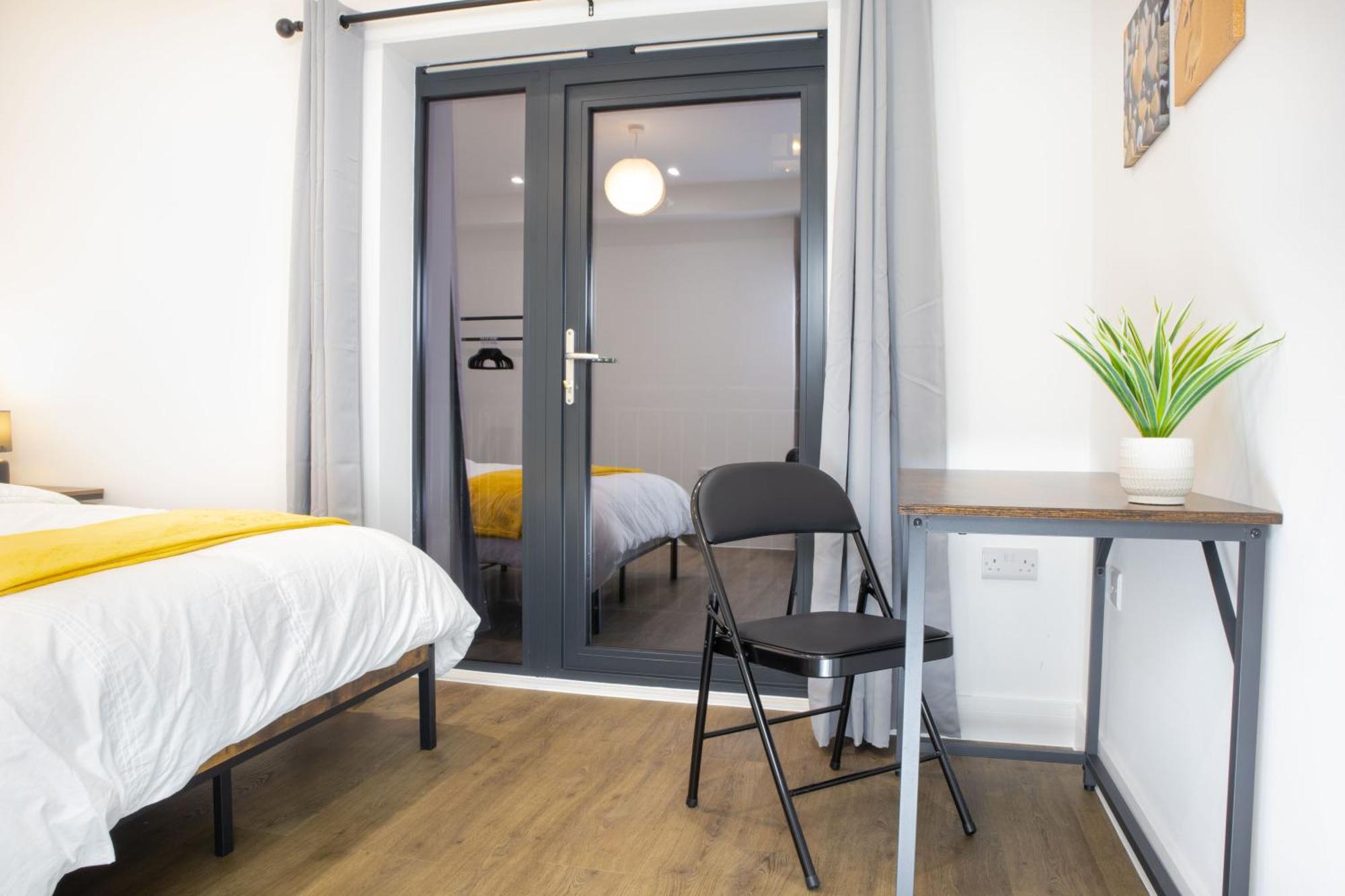 2 Bed 2 Bath Penthouse Near Beach, Hospital - Long Rates Available Apartment Brighton