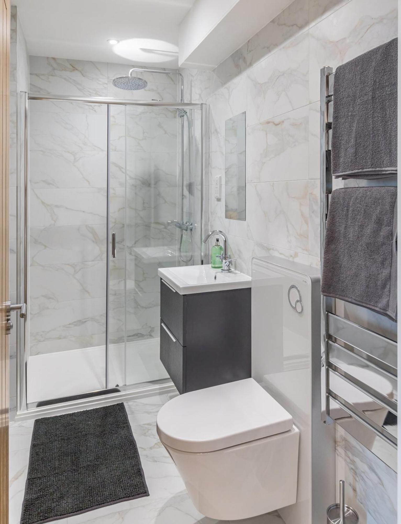 Apartment 2 Bed 2 Bath Penthouse Near Beach, Hospital - Long Rates Available Brighton