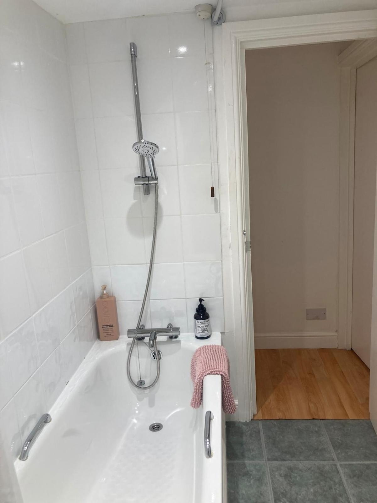 Apartment Rose Retreat Stylish 2-bed Garden Haven In The Heart Of