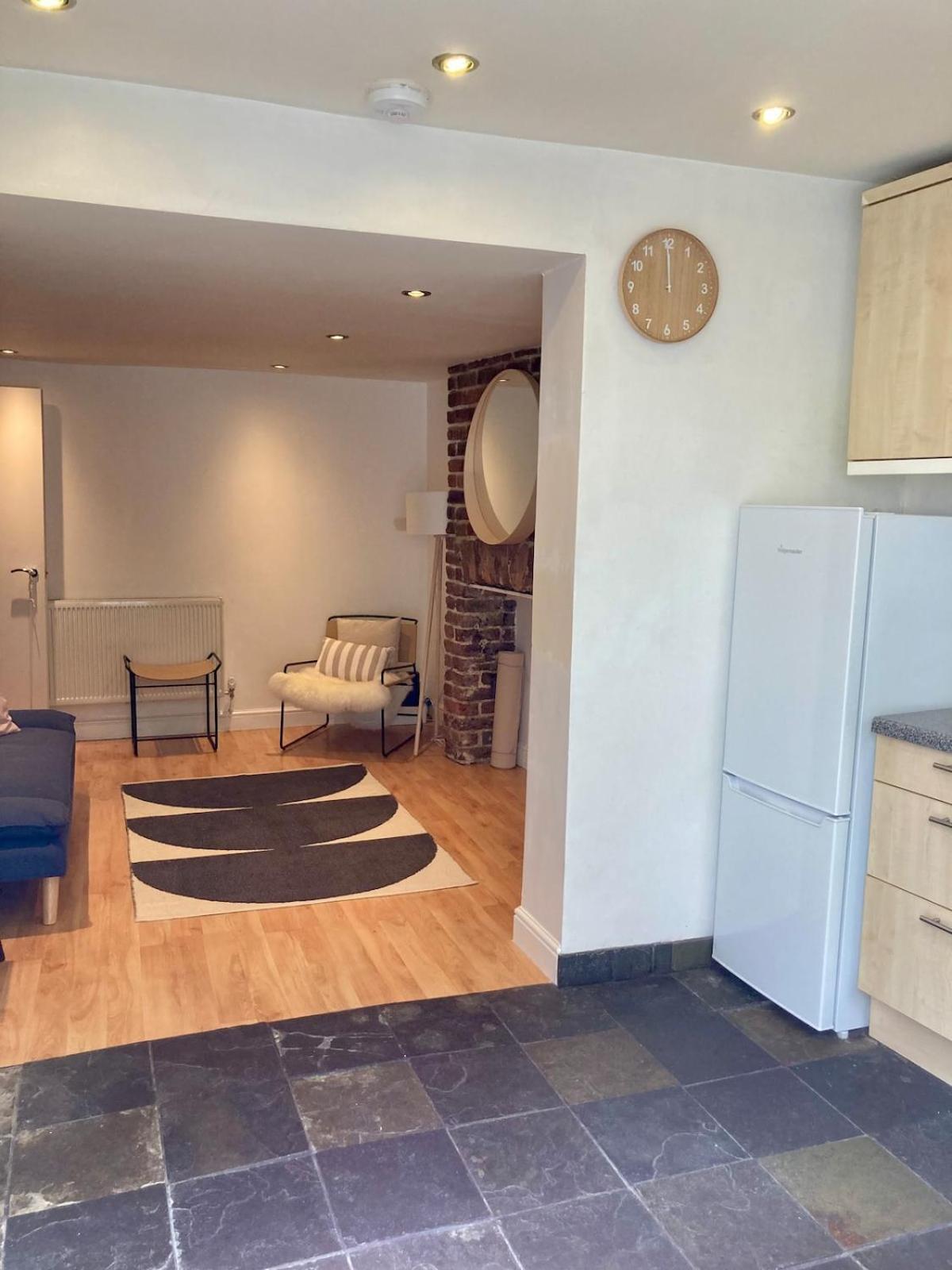 Apartment Rose Retreat Stylish 2-bed Garden Haven In The Heart Of