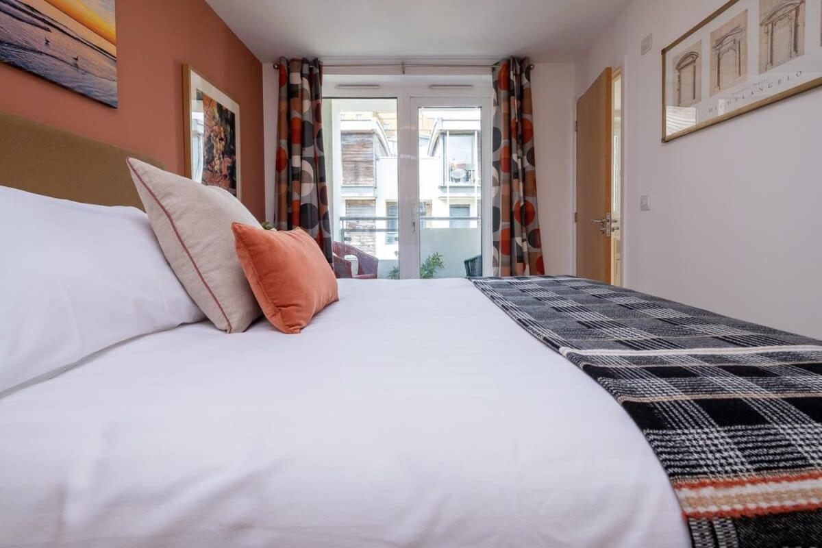 Host & - Kingscote Townhouse *
