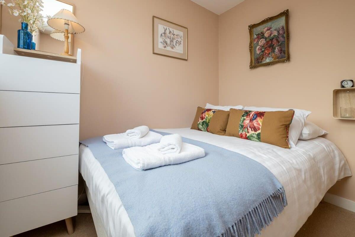 Host & - Kingscote Townhouse Holiday home *