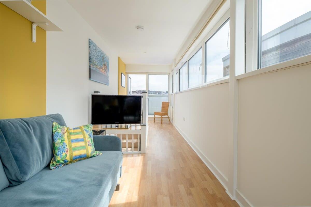 Host & - Kingscote Townhouse Holiday home *