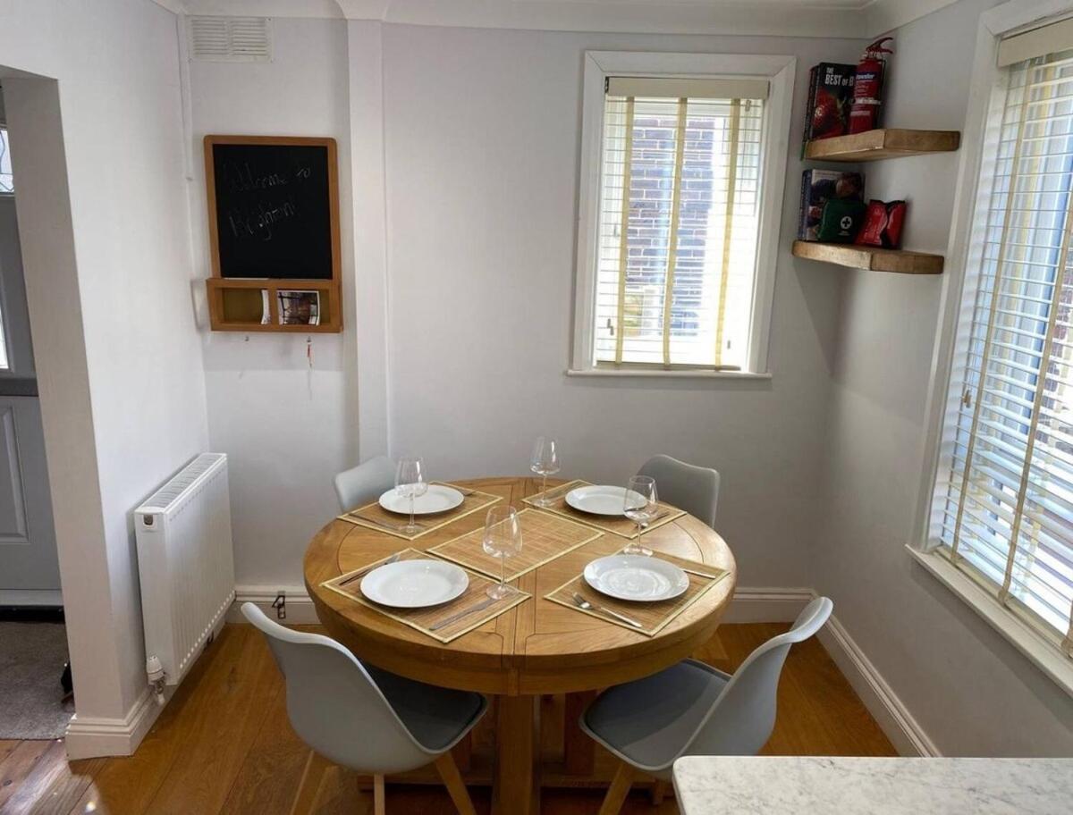 Two Bedroom House By Brookland Serviced Short Lets & With Free Wifi * Brighton