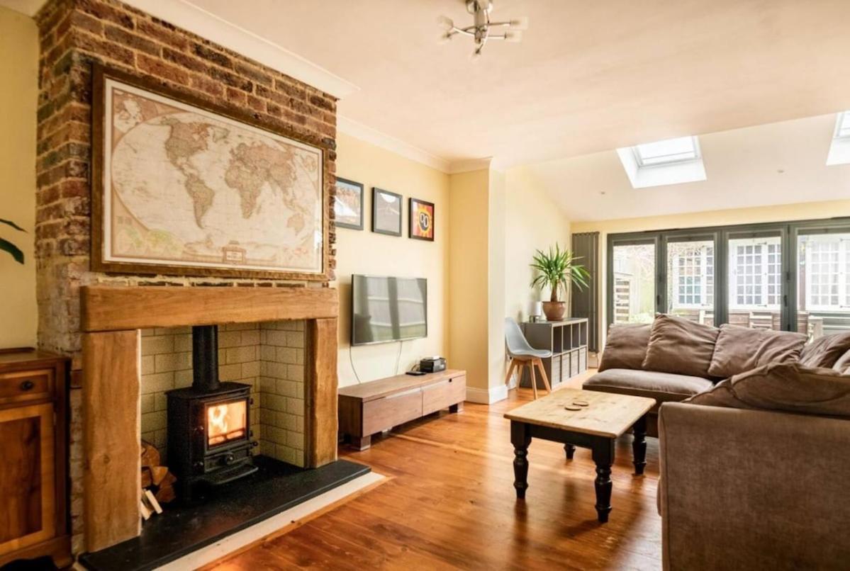 Two Bedroom House By Brookland Serviced Short Lets & With Free Wifi Holiday home