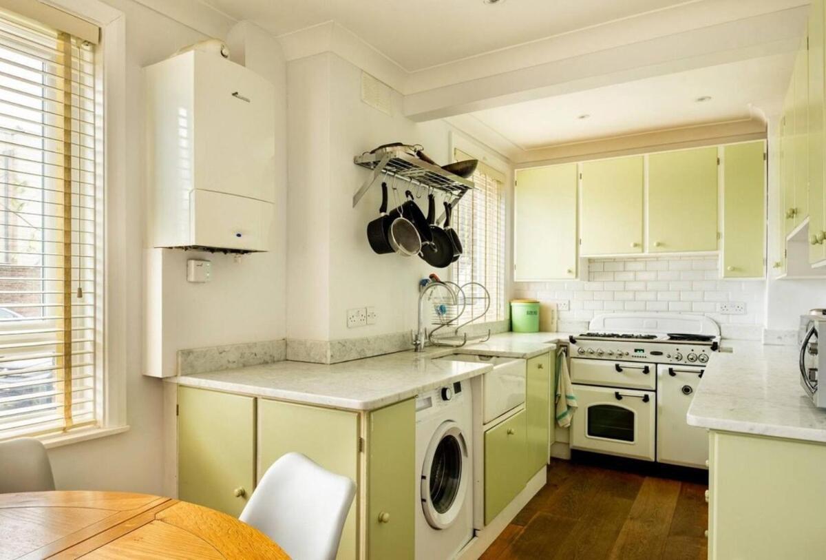 Two Bedroom House By Brookland Serviced Short Lets & With Free Wifi Holiday home *