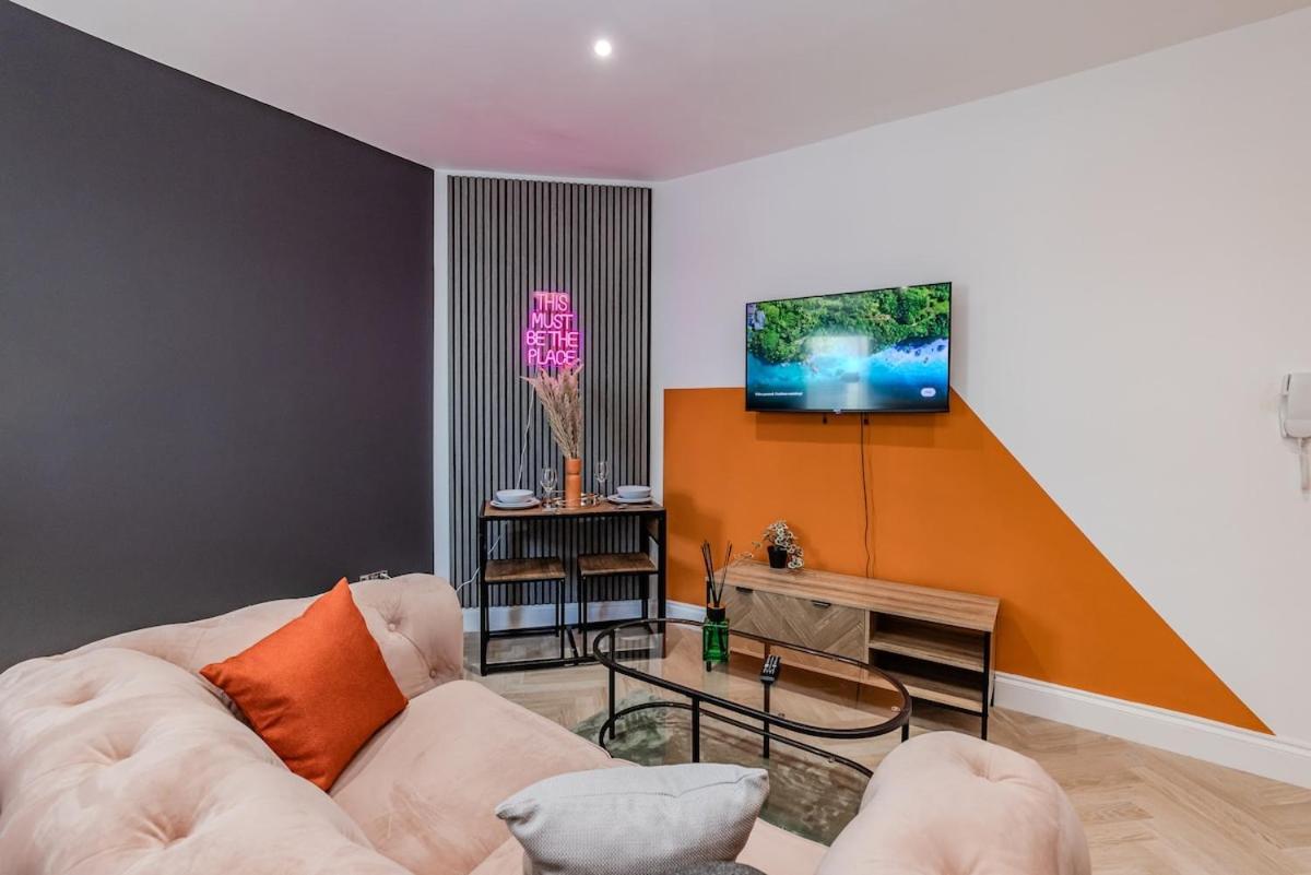 Apartment Beautiful Next To & Shopping Centre