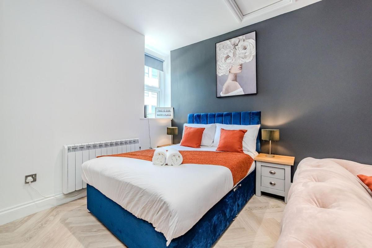 Beautiful Next To & Shopping Centre Apartment *