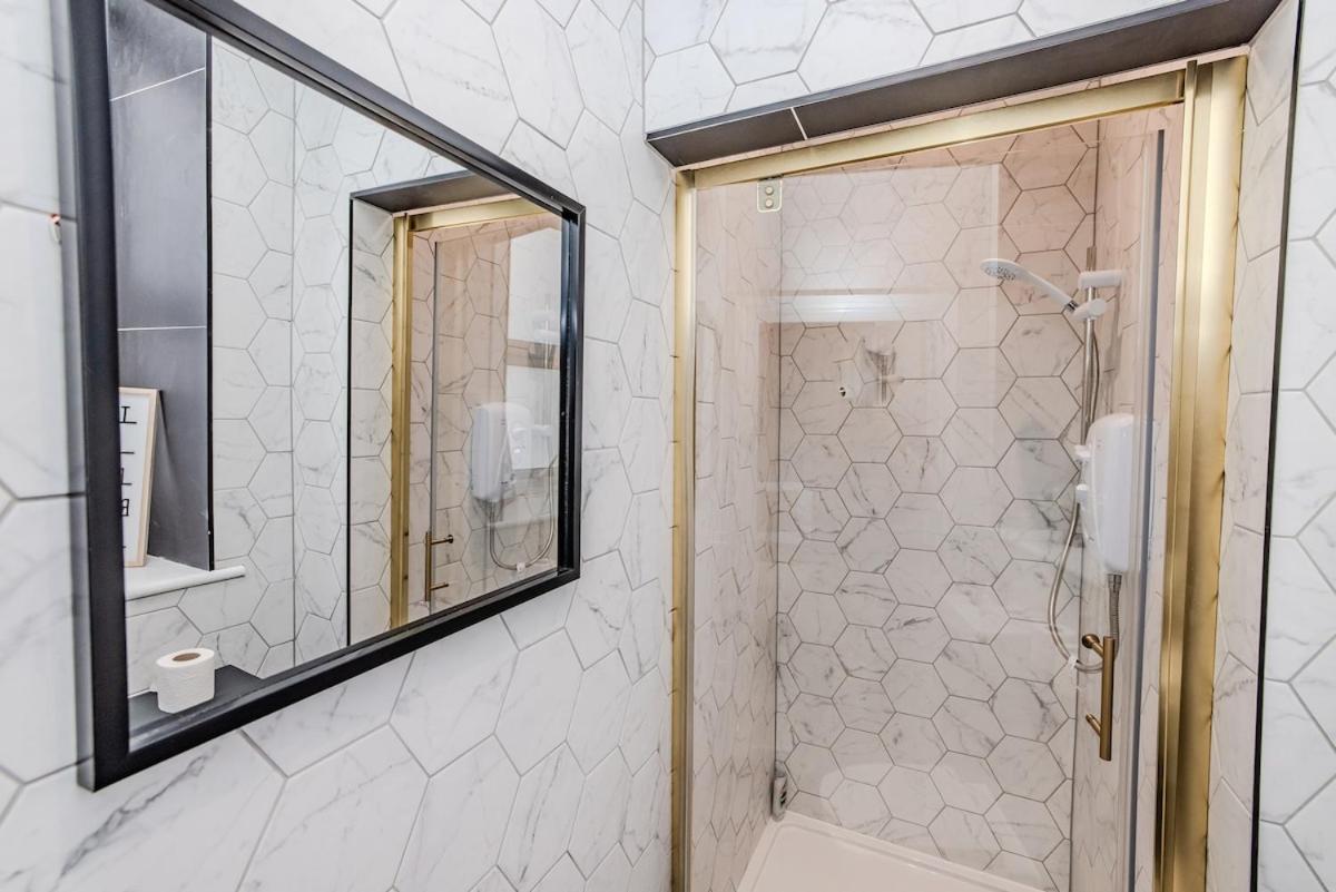 Beautiful Next To & Shopping Centre * Brighton