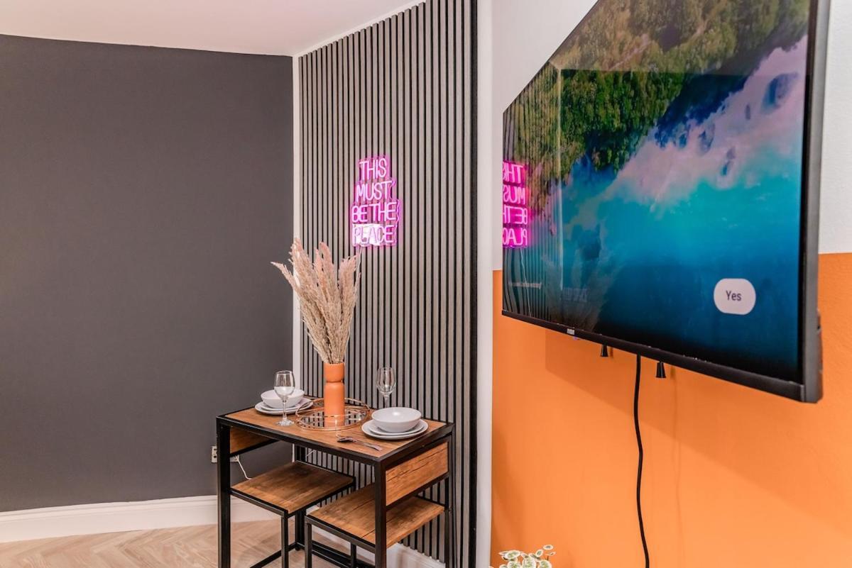 Beautiful Next To & Shopping Centre Apartment Brighton