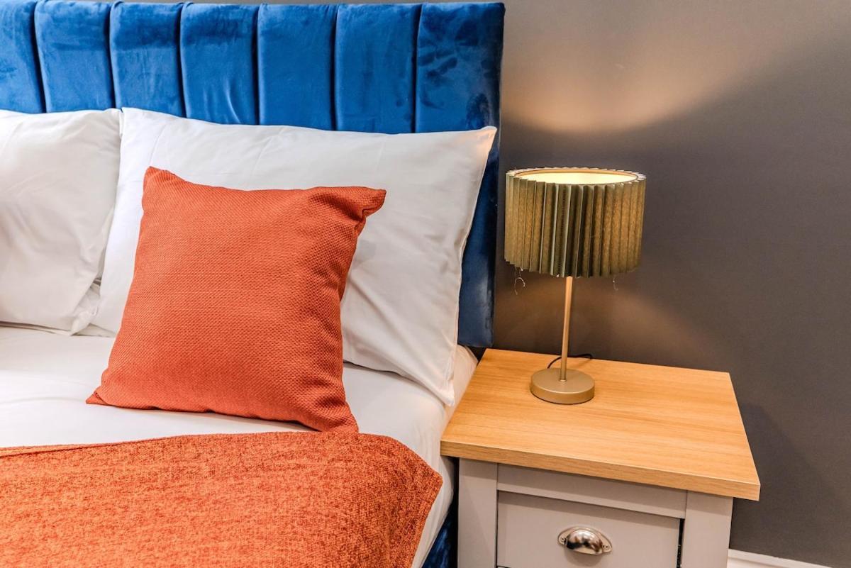 Beautiful Next To & Shopping Centre Apartment Brighton