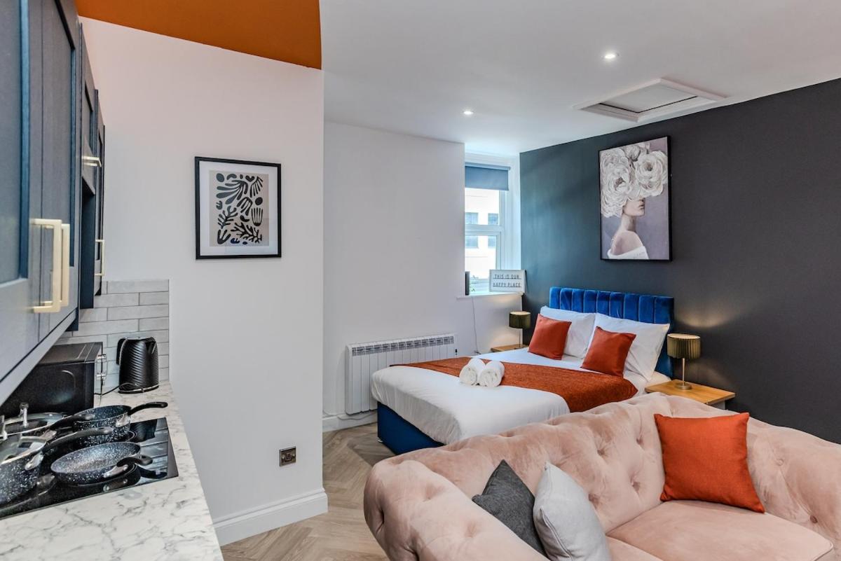 Beautiful Next To & Shopping Centre Apartment *