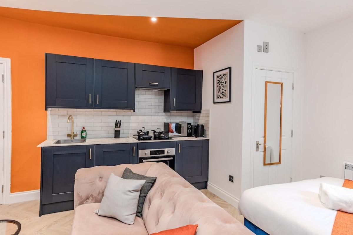 Beautiful Next To & Shopping Centre Apartment Brighton