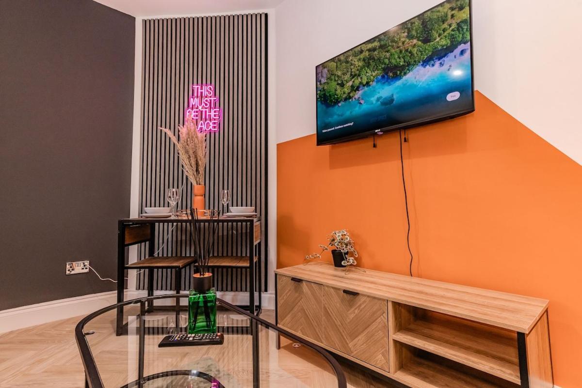 Apartment Beautiful Next To & Shopping Centre *