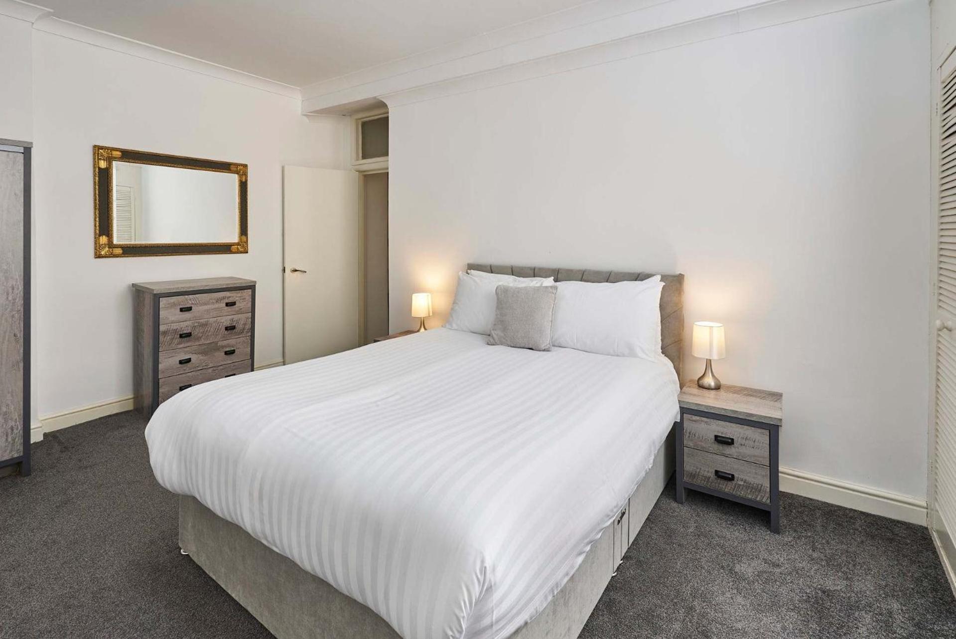 Host & - Cambridge Road *